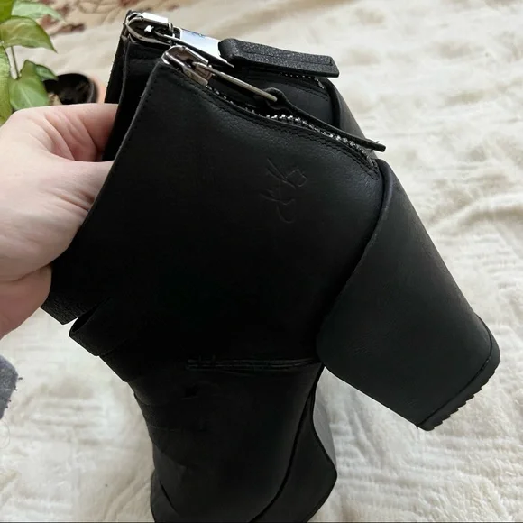 John Fluevog prepare Axe Black Leather Slit Open-Toe Platform Sandals size 9 - Picture 14 of 14